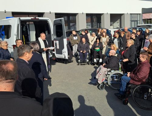 U Požegi održano tradicionalno okupljanje osoba s invaliditetom i predstavljeno novo prilagođeno vozilo za prijevoz osoba s invaliditetom